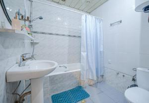 een badkamer met een wastafel, een toilet en een douche bij Jako Boutique Hotel in Tbilisi City