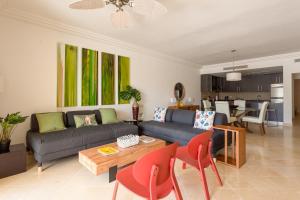 Zona d'estar a Luxe 1 BR Cap Cana, DR - Steps Away From Pool, King Bed, Caribbean Paradise!