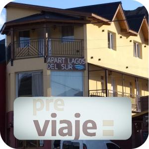 una señal frente a un edificio con un signo de valor de pie en Lagos del Sur en El Chaltén