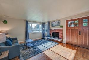 sala de estar con chimenea y puerta en Renton Oasis- Relaxing 3BR Home with Great Outdoor! home, en Renton