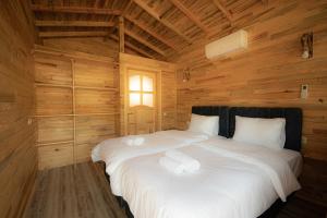 1 dormitorio con 1 cama en una cabaña de madera en Alpstar Camping & Restaurant, en Geyikbayırı