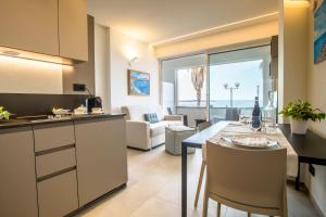 una cucina e un soggiorno con tavolo e sedie di VistAmare Luxury Retreat a Sestri Levante