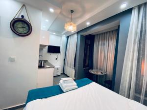 Postel nebo postele na pokoji v ubytování Galata Zade Luxury Boutique Hotel + 37 fotografií