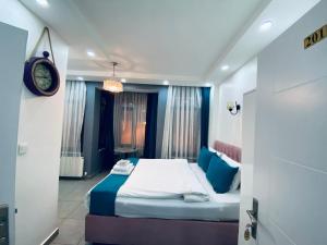 Postel nebo postele na pokoji v ubytování Galata Zade Luxury Boutique Hotel