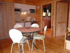 Fronton的住宿－Les gîtes des Palombes，厨房以及带桌椅的用餐室。