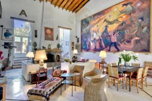 a living room with a large painting on the wall at Quinta Cielo - Hotel Boutique y Restaurante in Malinalco