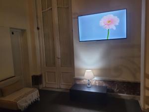 En tv och/eller ett underhållningssystem på Hotel Ateneo