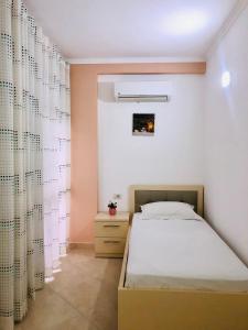 Un pat sau paturi într-o cameră la Uani Apartment
