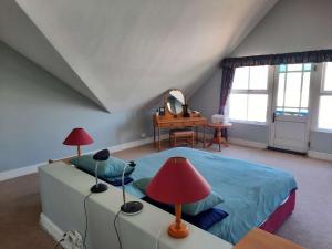 - une chambre avec un lit et une table avec un miroir dans l'établissement a Hout Bay Gem - great FAMILY duplex value, à Hout Bay