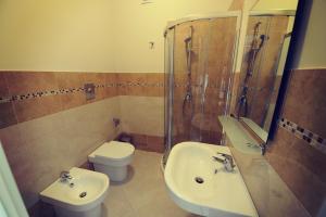 y baño con lavabo, aseo y ducha. en Guest House San Domenico, en Augusta