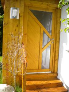 uma porta frontal de madeira de uma casa em s'Hoamatl em Neukirchen am Grossvenediger
