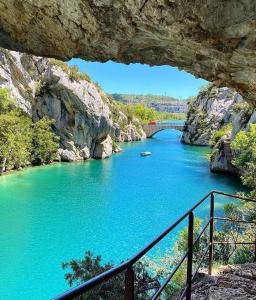 صورة لـ Verdon, La Cigale se prélasse aux Lacs du Verdon et dans le jacuzzi في ريغيس