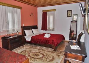 Llit o llits en una habitació de Traditional Guesthouse Alkistis