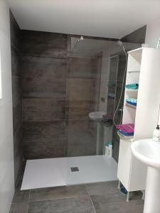 una doccia con porta in vetro in bagno di Apartment Taliarte 36 a Vecindario