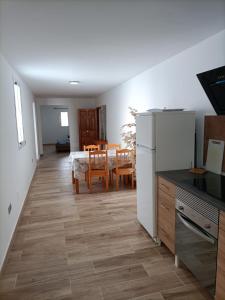 una cucina e una sala da pranzo con tavolo e frigorifero di Apartment Taliarte 36 a Vecindario
