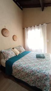 1 dormitorio con 1 cama y ventana en Canto do Sabiá PETAR Hospedagem Familiar, en Iporanga