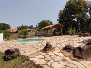 patio in pietra con piscina e gazebo di Recanto JF da Serra a São Thomé das Letras