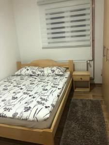Katil atau katil-katil dalam bilik di Apartman Čigota