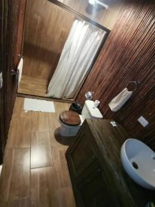 a bathroom with a toilet and a sink at Las Cabañas in Venecia