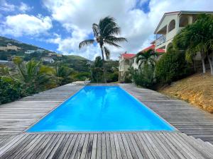 Piscina de la sau aproape de 2 Bedroom Apt with Breathtaking view