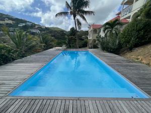 Piscina de la sau aproape de 2 Bedroom Apt with Breathtaking view