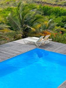 Piscina de la sau aproape de 2 Bedroom Apt with Breathtaking view