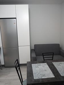 un soggiorno con tavolo e frigorifero di Apartament Łańcut a Łańcut