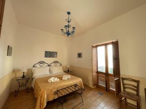 A bed or beds in a room at Hotel La Locanda Del Postino