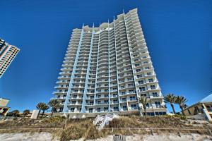 パナマ・シティ・ビーチにあるSterling Breeze - Luxury Beach Front Condoのヤシの木が茂る海辺の高層ビル