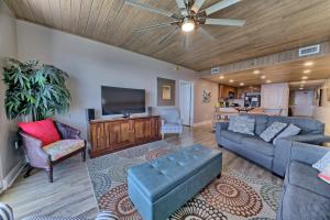 パナマ・シティ・ビーチにあるSterling Breeze - Luxury Beach Front Condoのソファと薄型テレビのあるリビングルーム