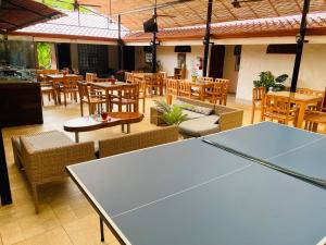 un restaurant avec des tables et des chaises dans l'établissement Hotel Ocotal Bed & Breakfast, à Ocotal