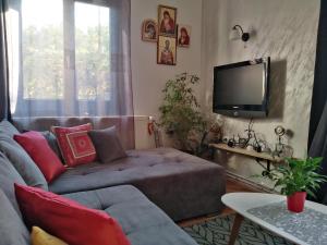 Una televisión o centro de entretenimiento en Studio Sanja Knez