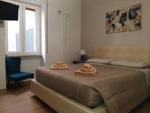 1 dormitorio con 1 cama con 2 toallas en Casa vacanze Nonna Lucia, en Matera