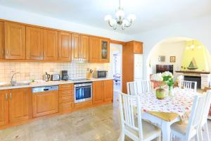 A kitchen or kitchenette at Villa Joanna