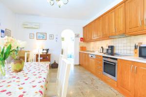 A kitchen or kitchenette at Villa Joanna