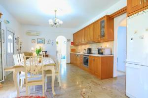 A kitchen or kitchenette at Villa Joanna