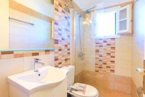 A bathroom at Villa Joanna