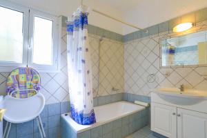 A bathroom at Villa Joanna