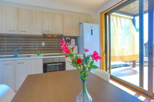 A kitchen or kitchenette at Kalma Villa Dio
