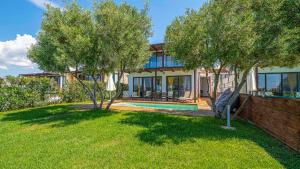 A garden outside Kalma Villa Dio