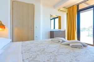 A bed or beds in a room at Kalma Villa Dio