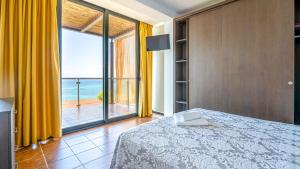 A bed or beds in a room at Kalma Villa Dio