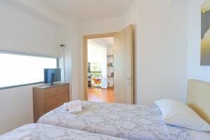 A bed or beds in a room at Kalma Villa Dio