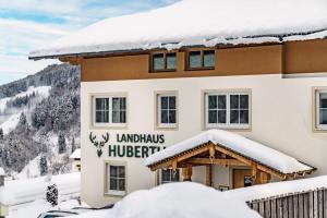 겨울의 Appartements Landhaus Hubertus