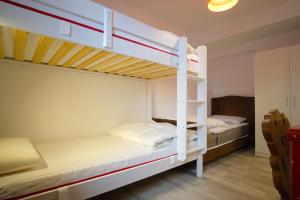מיטה או מיטות קומותיים בחדר ב-Sérémont 534