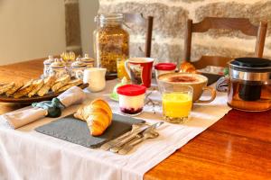 Opțiuni de mic dejun disponibile oaspeților de la KERBELEG, ferme-manoir du XVè siècle, chambres grand confort