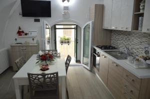 una cucina con tavolo, sedie e piano di lavoro di Casa Nannina a Matera