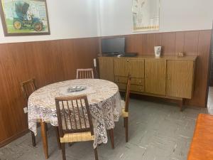 Televiisor ja/või meelelahutuskeskus majutusasutuses Dto en SANTA TERESITA rento por semana de fin de semana a fin de semana, a 1 cuadra de la playa y 4 del centro p 4 a 6 pax