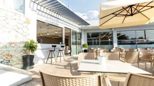 een restaurant met tafels en stoelen en een bar bij Tesoro Hotel Zakynthos in Tsilivi