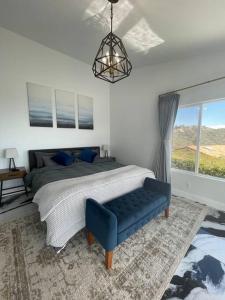 Un pat sau paturi într-o cameră la Quiet Mountain Vineyard Above the Clouds